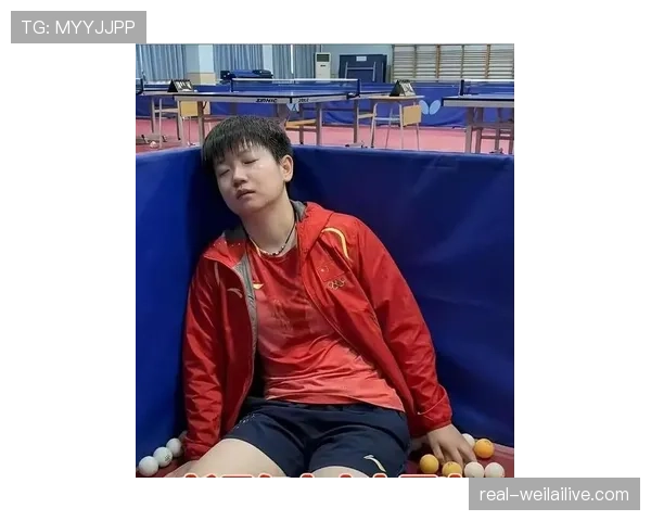 孙颖莎训练完随手啃个苹果,这自律程度真绷不住了 孙颖莎训练完随手啃个苹果,这自律程度真绷不住了